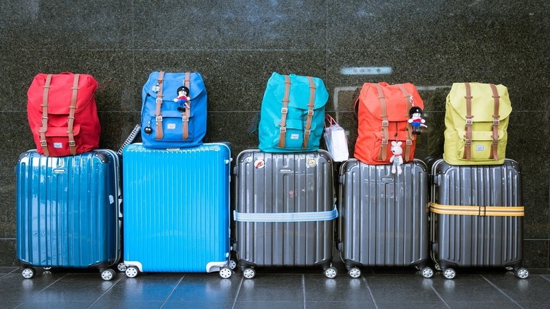 スーツケースと荷物