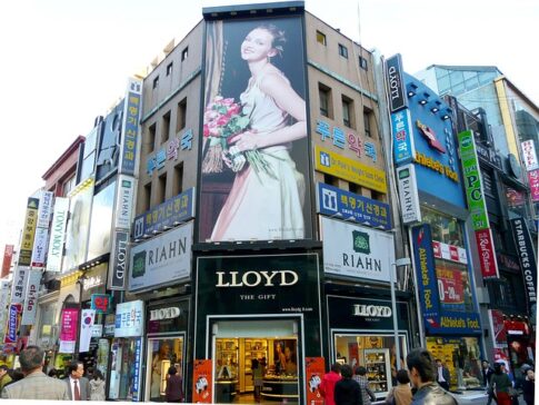 img src=”https://pixabay.com/photos/illuminated-advertising-street-219129/” alt=”ソウルの人気ショッピングエリア”