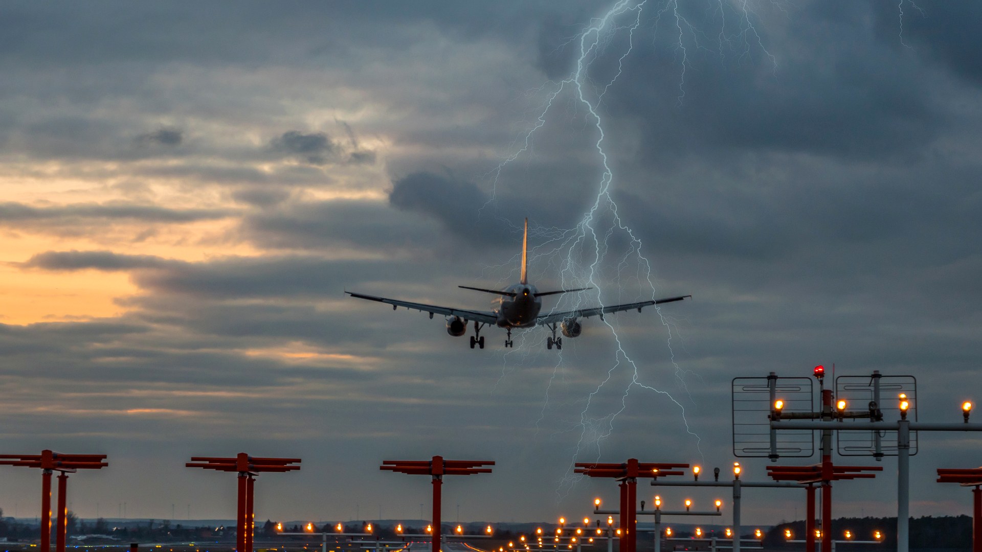 台風で荒れた空にいまから着陸する旅客機